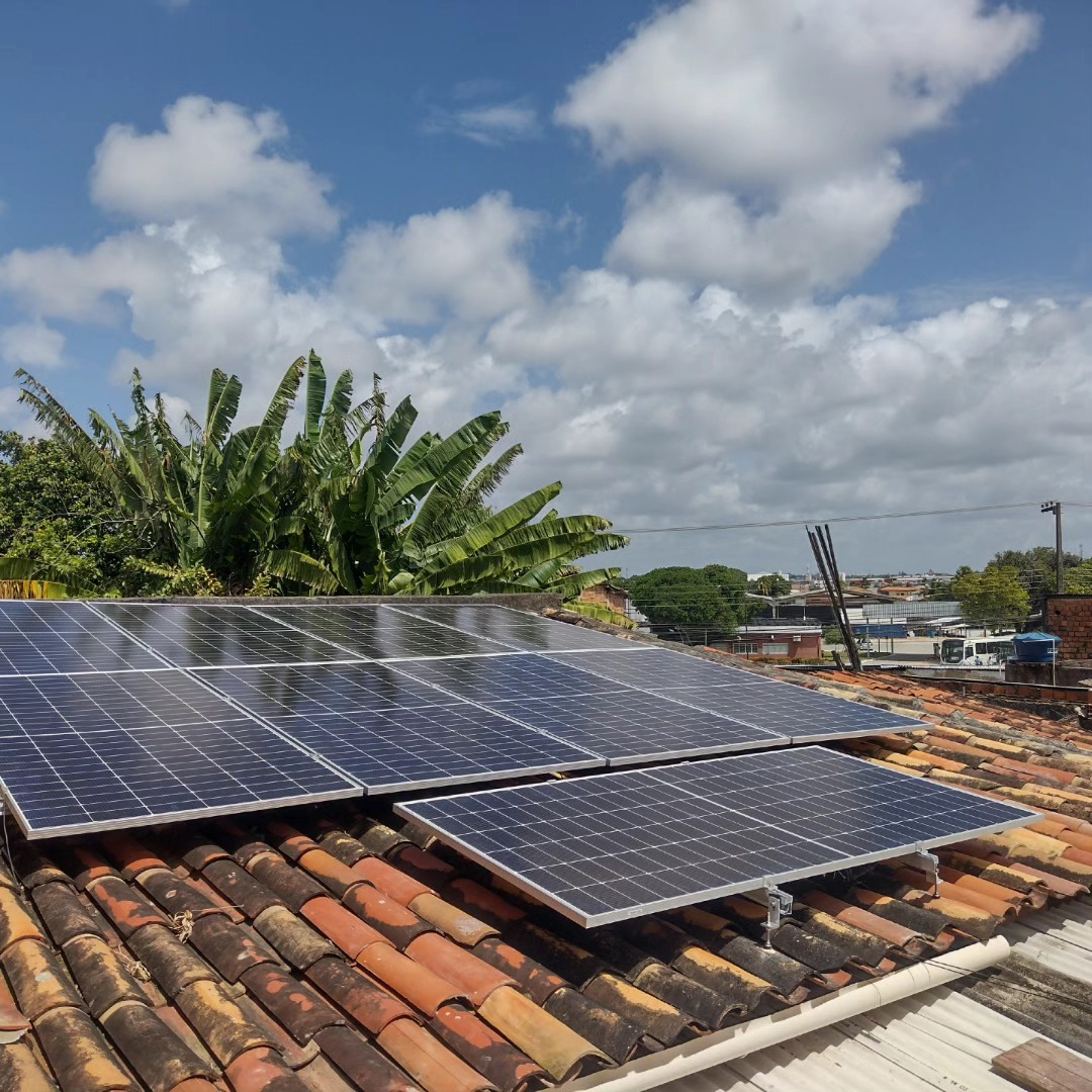 Painéis de energia solar instalados sobre um telhado de cerâmica